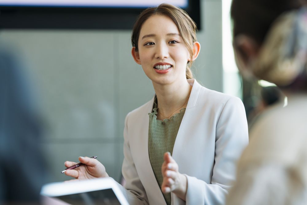 説明をする女性　ビジネスマン